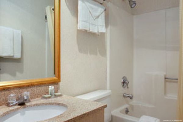 BAYMONT INN & SUITES BRANFORD (Stony Creek)